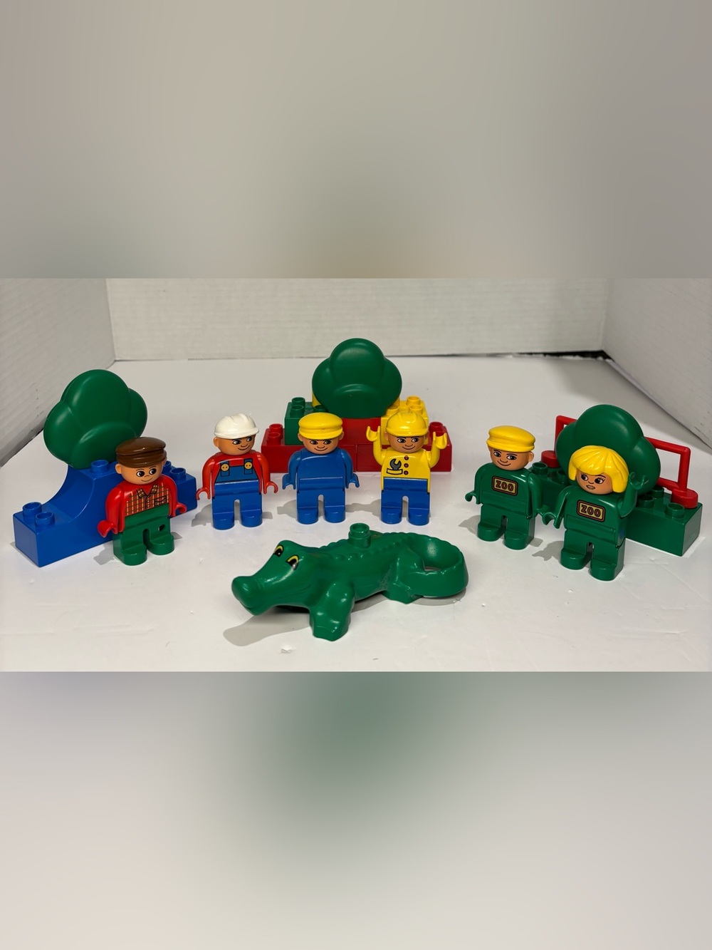 Vintage LEGO DUPLO Zoo Figures Lot Crocodile Alligator Farmer Worker 7 Pieces